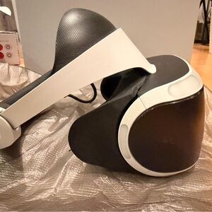 Advanced VR Headset with Black and White Finish